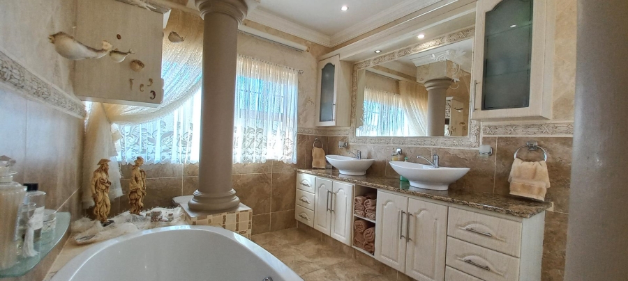 4 Bedroom Property for Sale in Hartenbos Heuwels Western Cape